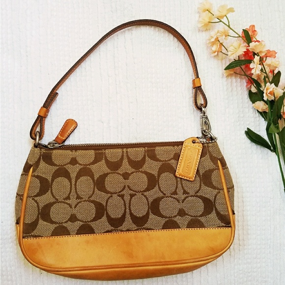 Coach Handbags - 🍃 Coach Leather Baguette Clutch Demi Bag Wristlet